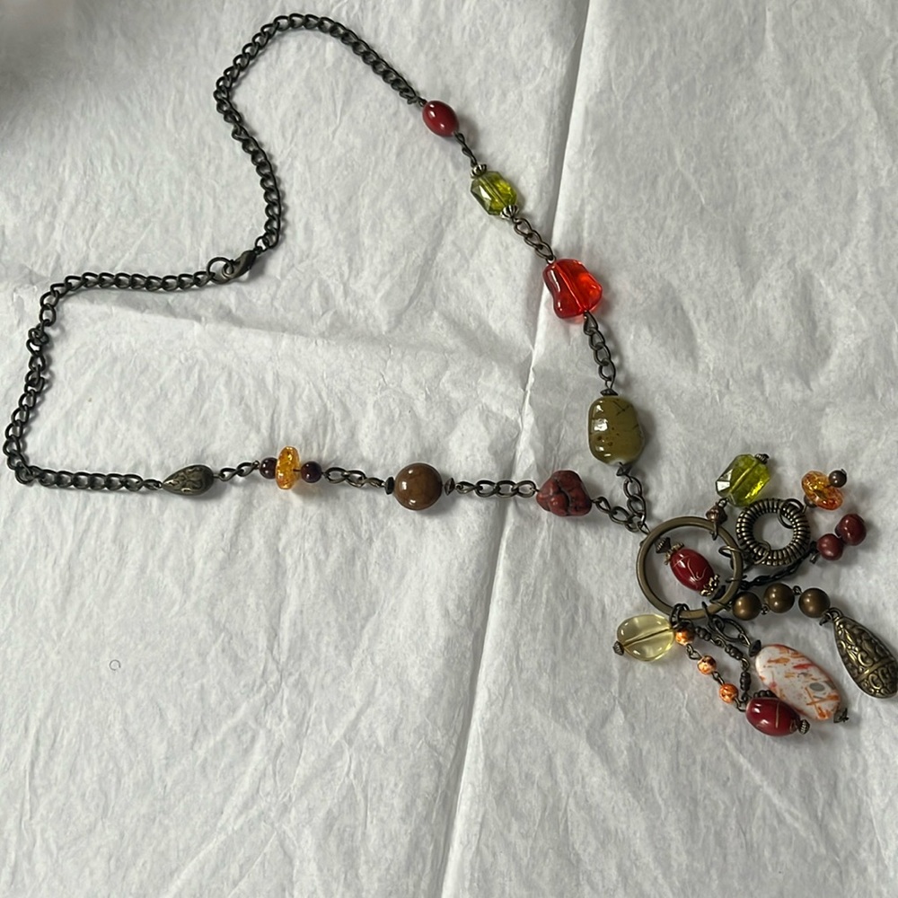 NECKLACES WITH DECORATIVE STONES IN EXCELLENT CONDITION